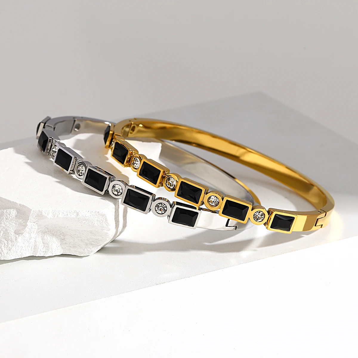 Amorcome, Красочный браслет из нержавеющей стали с фианитовым сердечком, браслет для женщин, модный Водонепроницаемый ювелирный подарок - 0